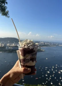 Disfrutando de un açai típico con vistas a la bahía de Río de Janeiro.