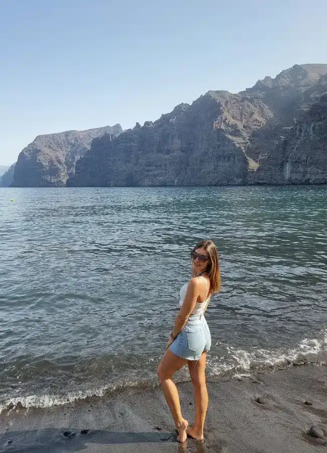 Vistas de los majestuosos acantilados de Los Gigantes desde el mar en Tenerife.