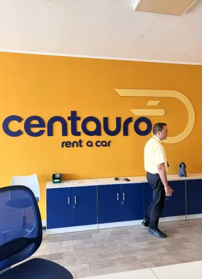 Oficina de recogida de coches de alquiler Centauro para hacer una ruta por Cerdeña.