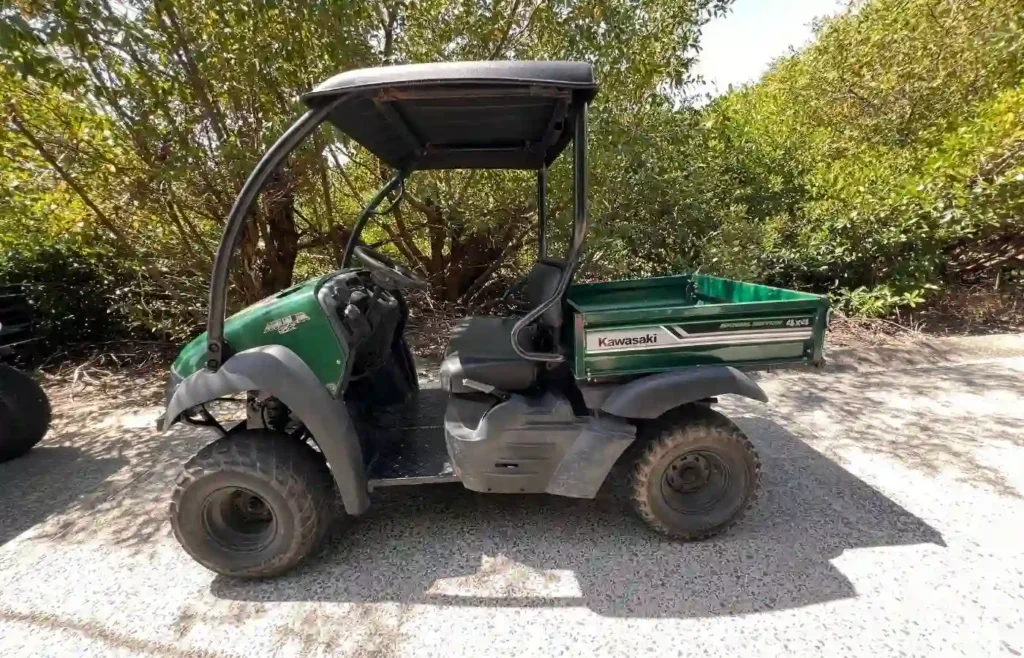 Carrito tipo mula Kawasaki de alquiler para recorrer la isla de Providencia.