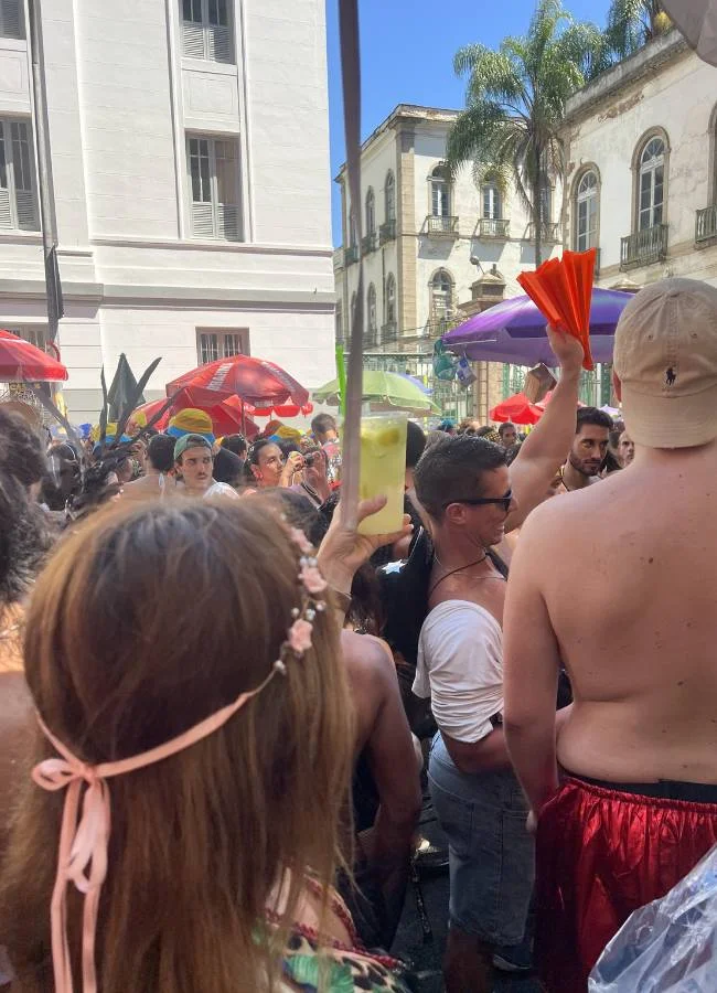 Multitud de personas celebrando la fiesta en un bloco de rua en Río de Janeiro.