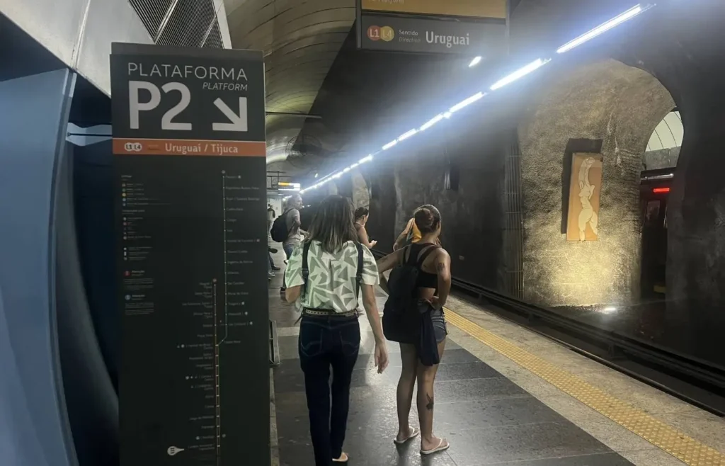 Interior de los andenes del sistema de metro carioca.