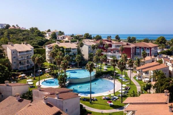 Piscinas y jardines del aparthotel HG Jardín de Menorca en la zona de Son Bou.