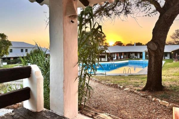 Apartamentos Binivell Park en Binibeca Vell con arquitectura típica menorquina.