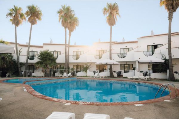 Zona de piscina y jardines de Apartamentos Los Lentiscos en Cala en Blanes.
