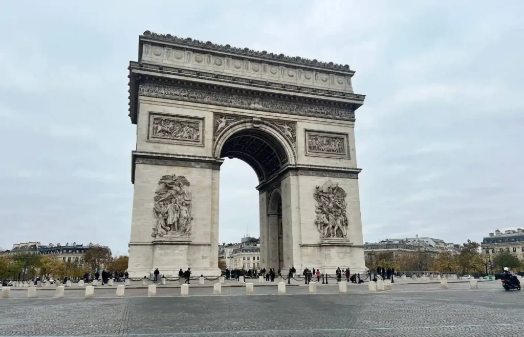 Perspectiva del Arco del Triunfo desde los Campos Elíseos.