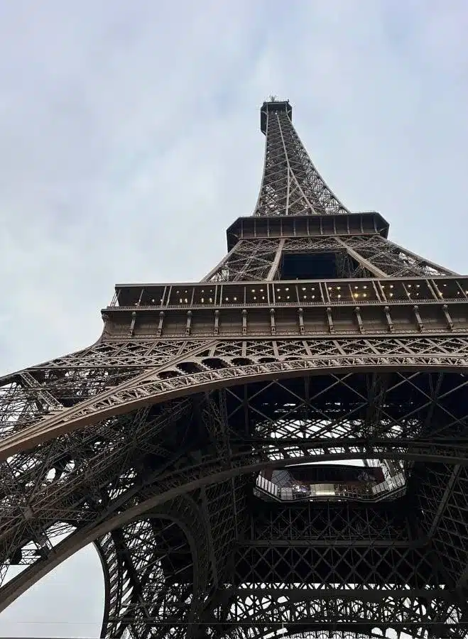 puente.jpg Panorámica de la Torre Eiffel desde justo debajo de su estructura