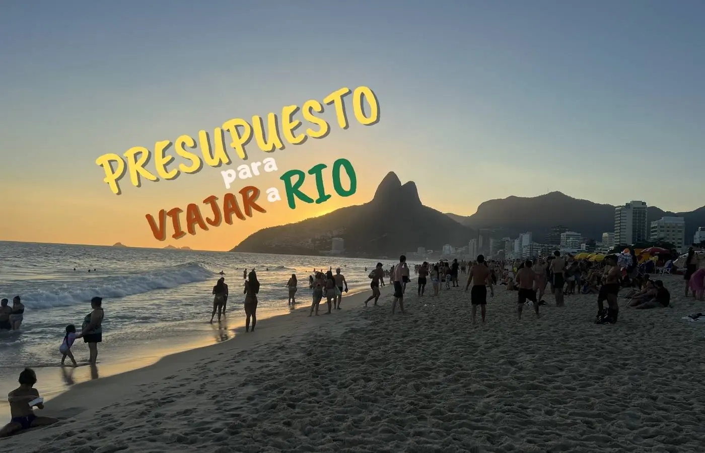 Atardecer en la playa de Ipanema con el Morro Dois Irmãos al fondo.