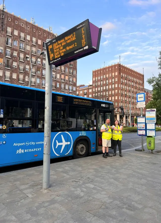 Autobús azul de la línea 100E que conecta el aeropuerto con el centro
