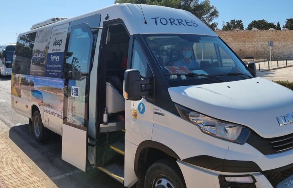 Autobús que conecta con las calas más famosas de Menorca