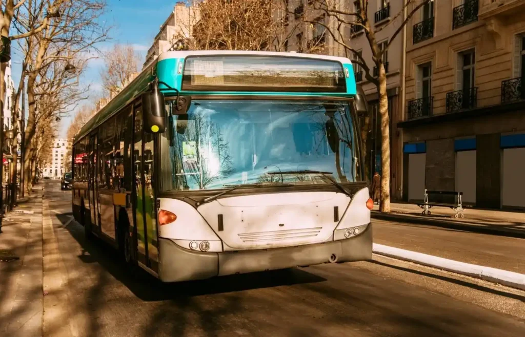 Autobús Orlybus parado en la terminal para traslados económicos.