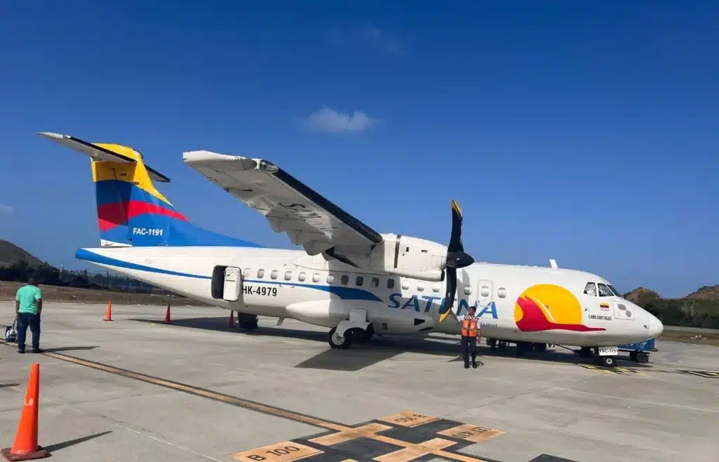 Avión de Satena aterrizando en el Aeropuerto El Embrujo de Providencia.