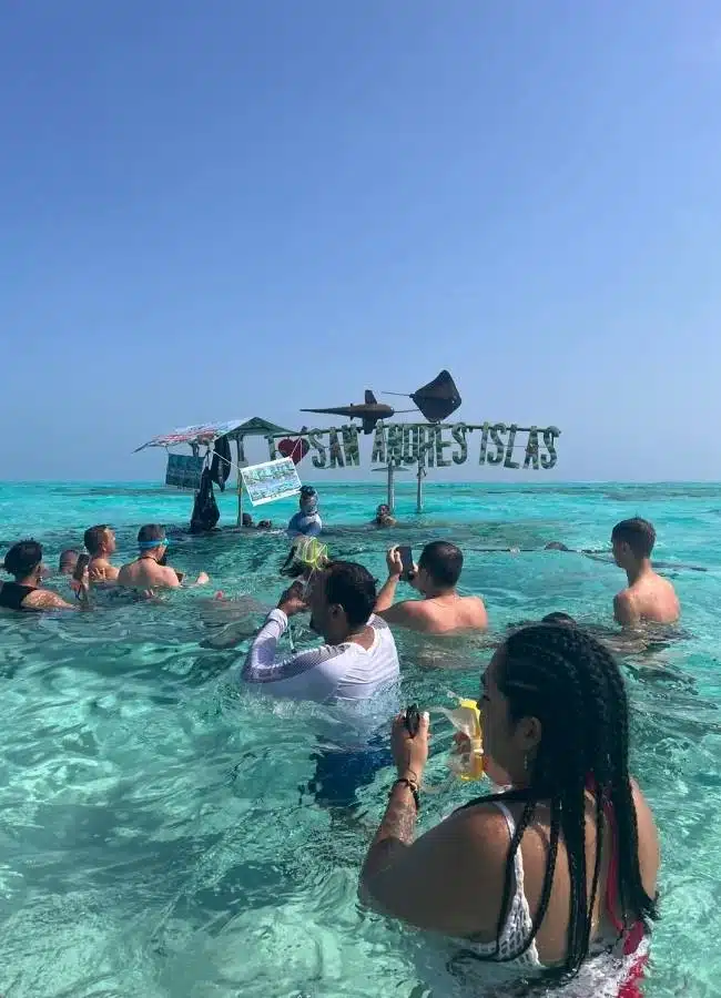 Grupo de personas bañándose en las aguas cristalinas del Acuario de San Andrés.