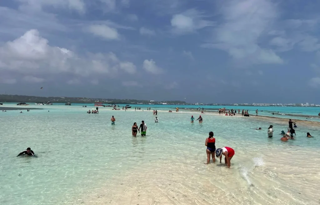 Turistas bañándose en el acuario de San Andrés
