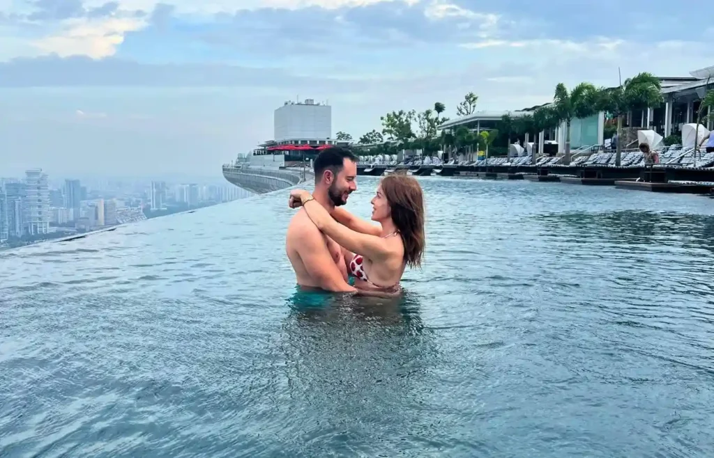 Pareja disfrutando de un baño en la famosa piscina del Marina Bay Sands.