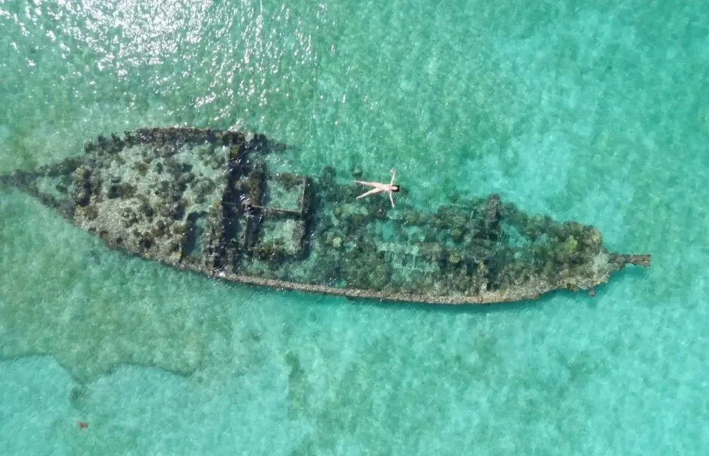 Vistas de dron de un barco hundido japonés para hacer snorkel en aguas de Corón, Filipinas.