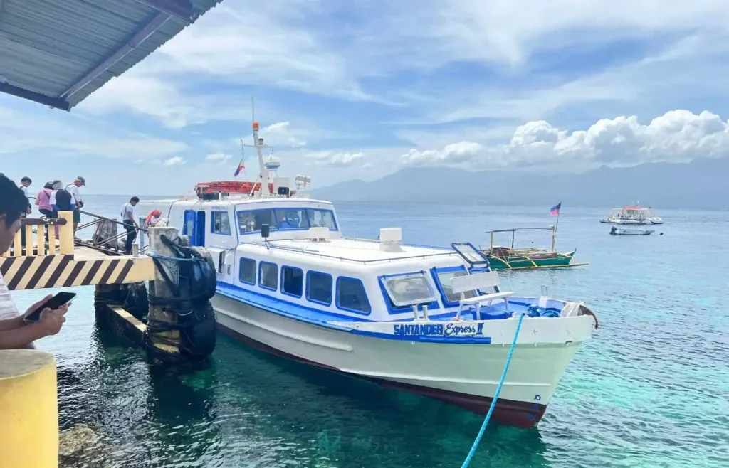 Ferry rápido atracado en el puerto para traslados entre islas en Filipinas.
