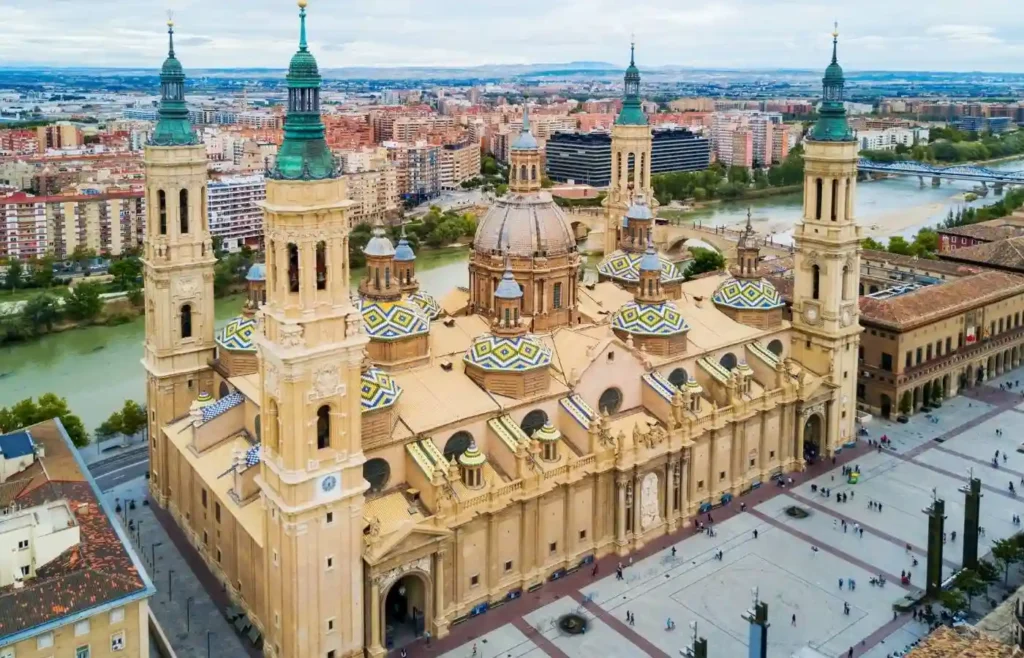 Basílica del Pilar en Zaragoza desde el aire, cúpulas coloridas.