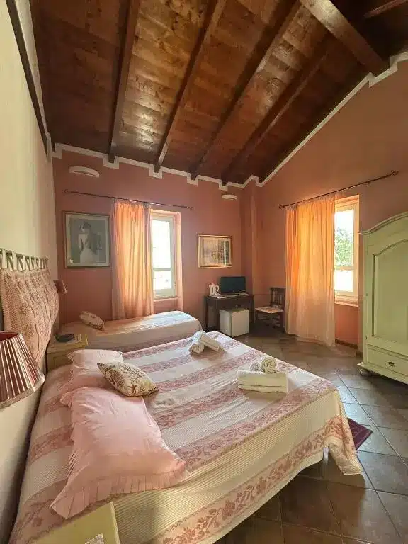 Instalaciones del B&B Il Porto Vecchio junto al puerto viejo de Stintino, ideal para dormir barato en el norte de Cerdeña.