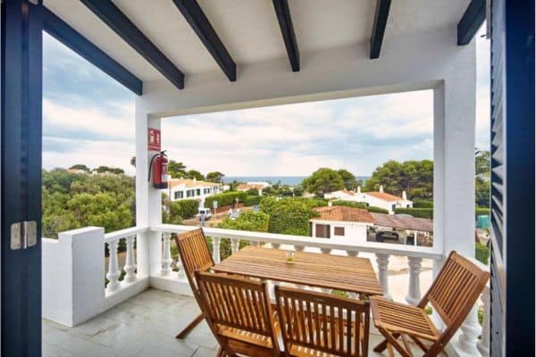 Villa de estilo mediterráneo BinibecaBlanc en el pueblo de pescadores de Binibeca.