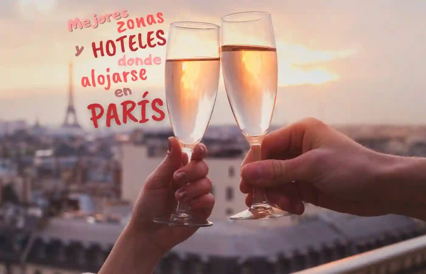 Dos copas de champagne brindando con la Torre Eiffel de fondo al atardecer.
