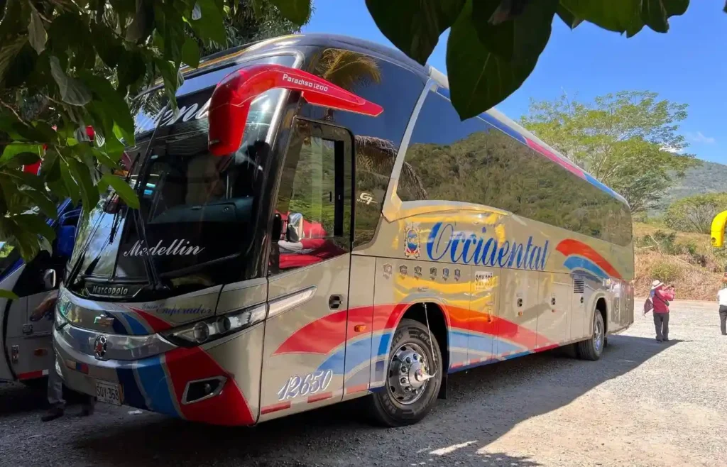 Autobús Marcopolo Paradiso 1200 de Occidental en carretera rural.