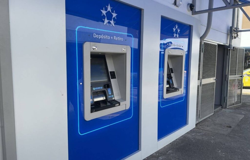 Cajero automático ATM en una calle de Panamá para sacar dólares