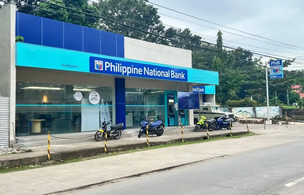 Sucursal del banco BPI con cajeros automáticos para sacar dinero en Filipinas.