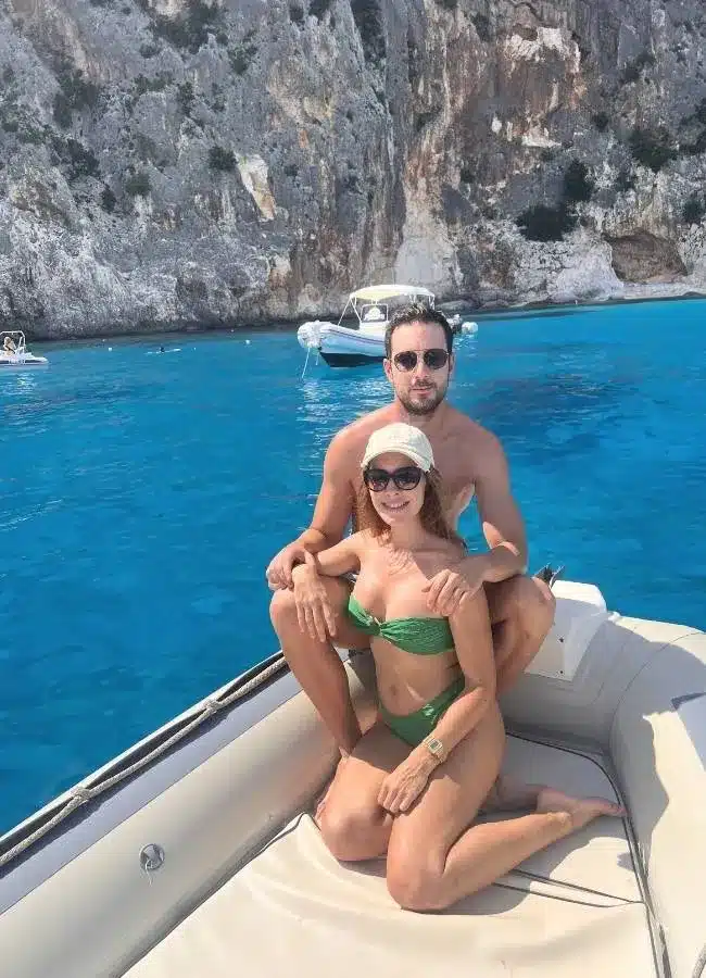 Mireia y Héctor disfrutando de la excursión en barco frente a las calas del Golfo de Orosei.
