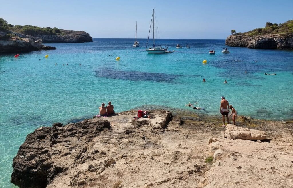 Otra vista de Cala Turqueta en Menorca