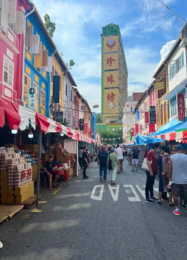 Entrada al mercado de Bugis Street, ideal para compras baratas en Singapur.