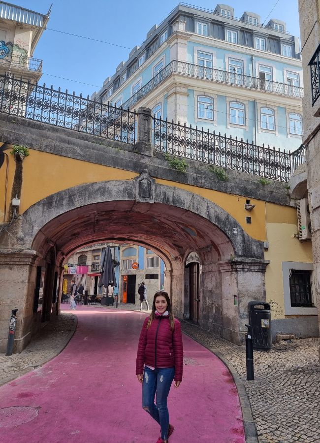 Otra vista de la calle rosa en Lisboa
