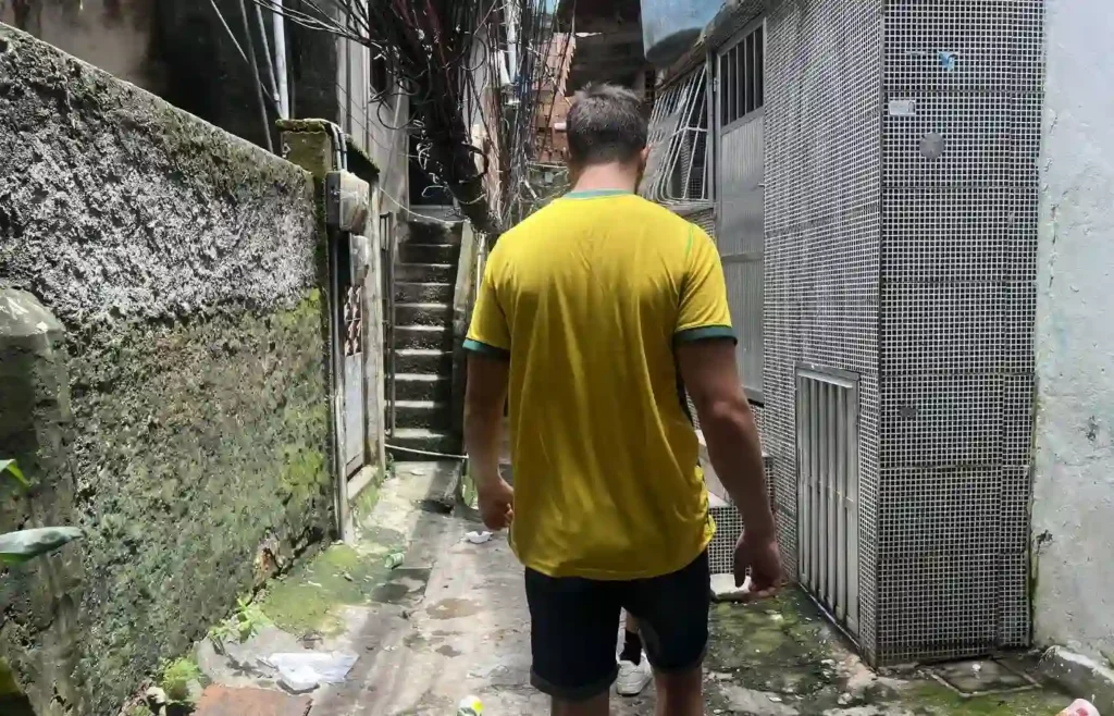 Pasillos y escaleras típicos de la arquitectura de la Rocinha.