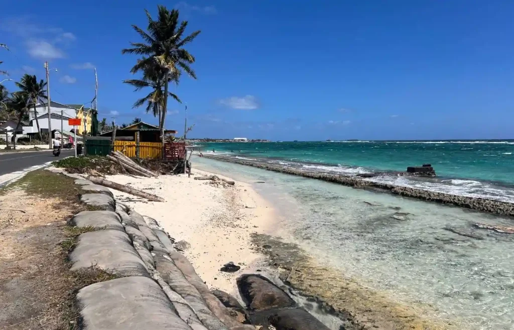 Paseo junto al arrecife coralino en la carretera de San Andrés.