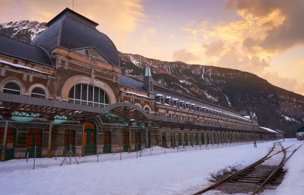 Estacion de Canfranc al atardecer