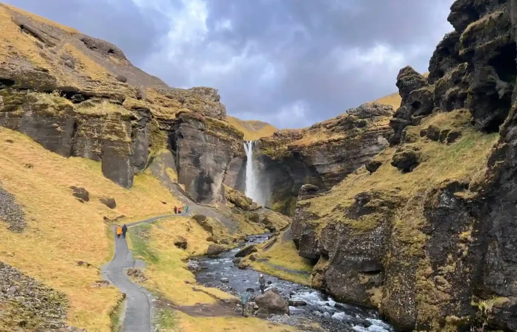 cañon entrada cascada kvernufoss islandia