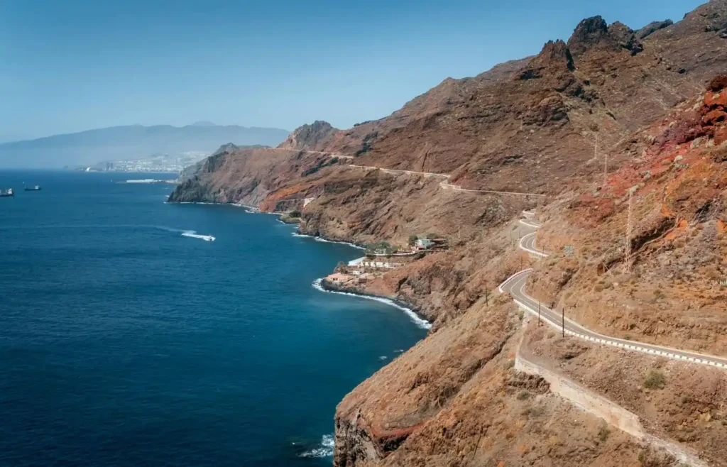 Carretera serpenteante bajando hacia la Playa de Benijo en Anaga