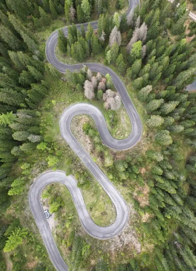 Vista cenital de la famosa carretera de curvas de herradura del Passo Pordoi.