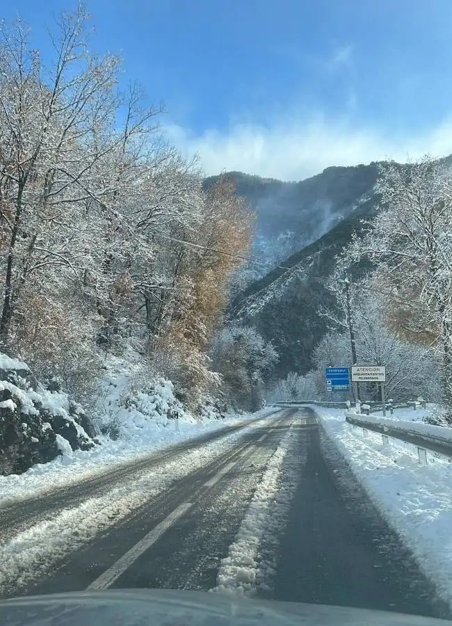 carretera nevada en el pirineo aragones