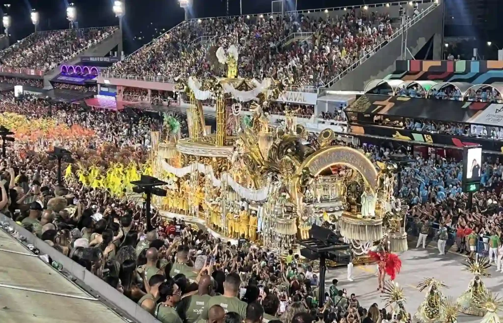 Impresionante carroza dorada con detalles intrincados durante el desfile.