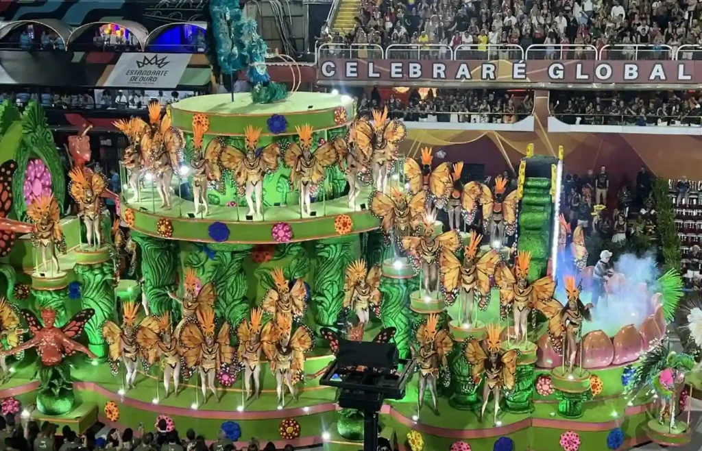 Gran carroza alegórica de color verde desfilando en el Carnaval de Río.