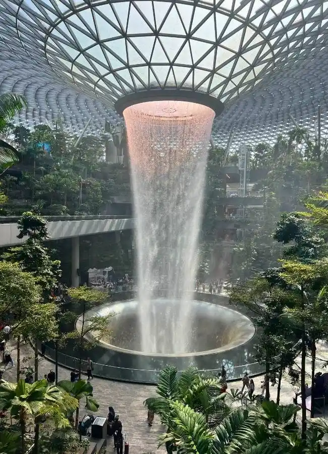 La cascada Rain Vortex, la más alta del mundo bajo techo, en el aeropuerto de Changi.