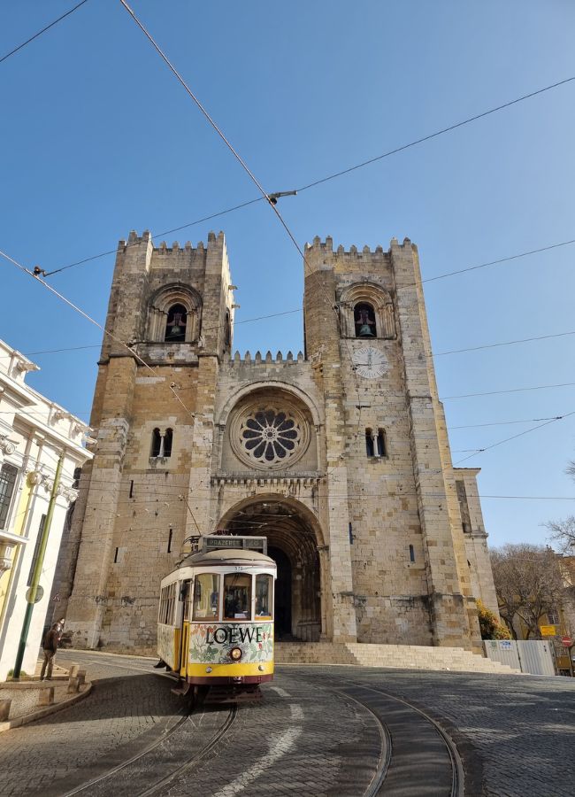 Catedral de Lisboa con tranvía