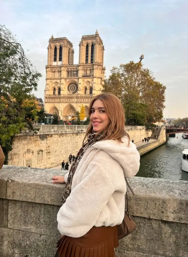 Contemplando la fachada de la Catedral de Notre Dame y sus famosas gárgolas desde el puente sobre el Sena.