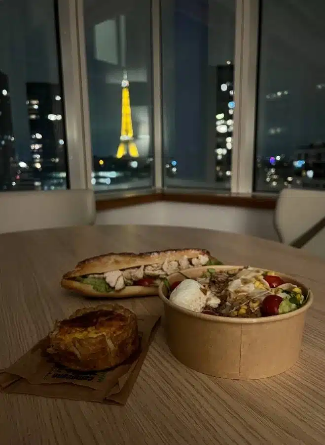 Cenando con vistas a la Torre Eiffel iluminada, el cierre perfecto para tu primer día en París.