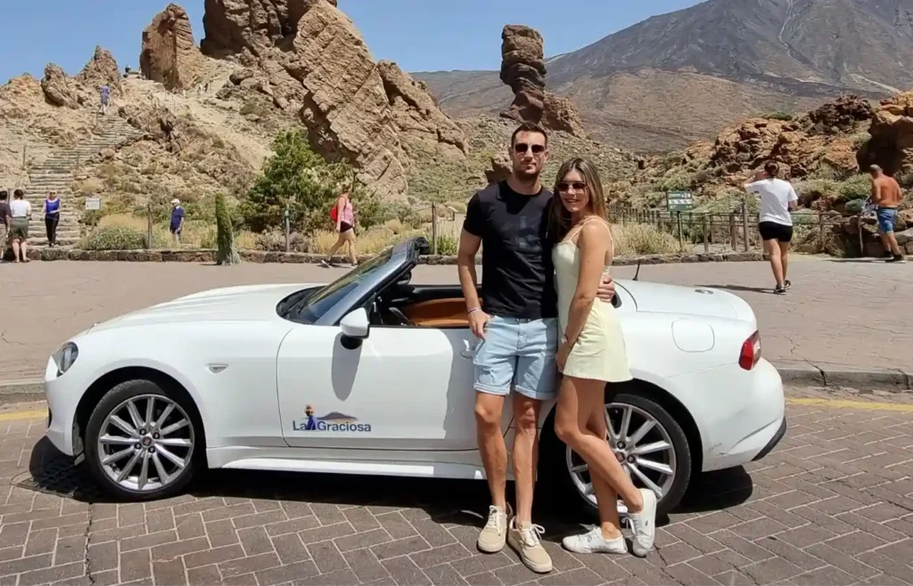 Coche de alquiler aparcado en un mirador de las carreteras de Tenerife.