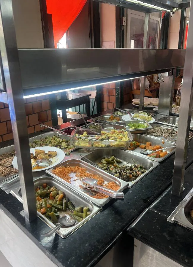 Buffet de comida al peso en Río de Janeiro, una opción barata para comer bien.