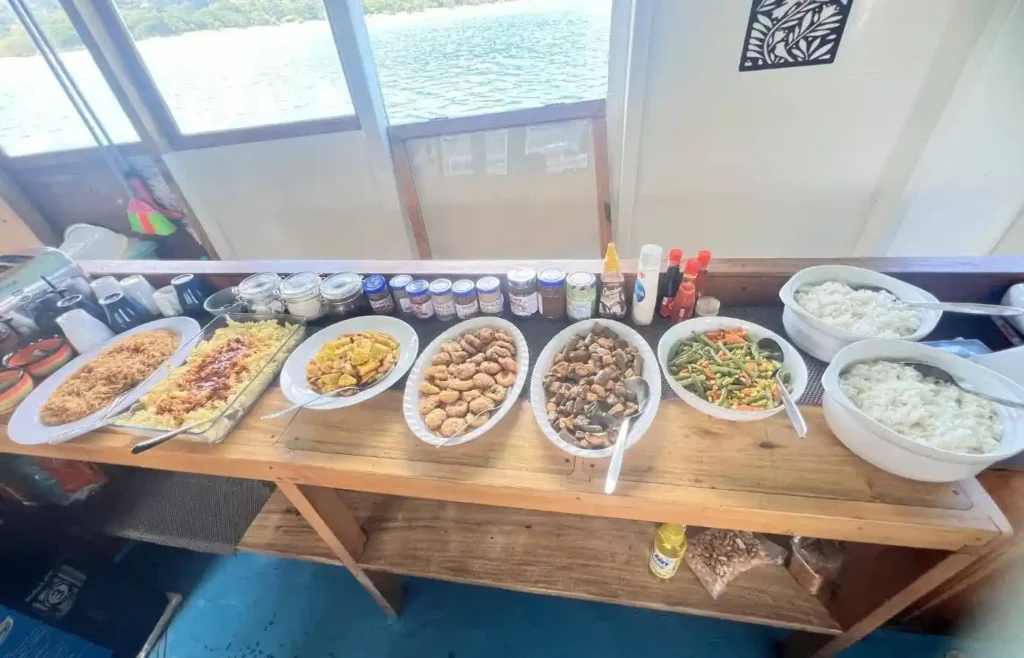 Buffet variado en barco con vistas al mar.