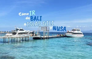 Barcos en muelle, mar turquesa, para islas Gili y Nusa.