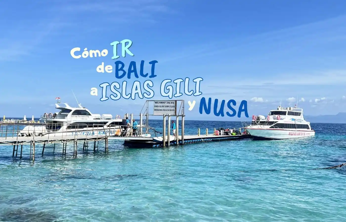 Barcos en muelle, mar turquesa, para islas Gili y Nusa.
